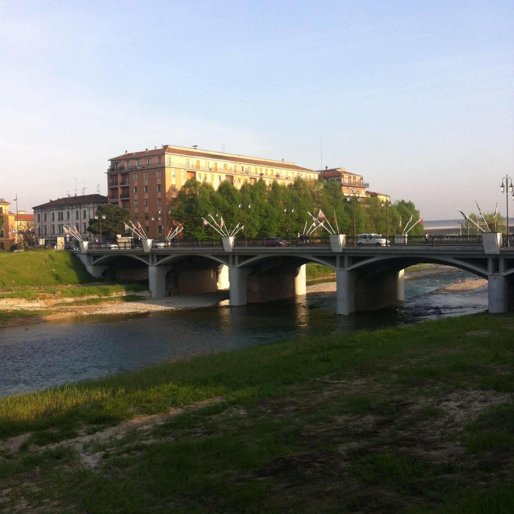 A Casa Di Franci Apartment Parma Bagian luar foto